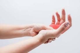 Người phụ nữ bị đau đầu đang xoa trán, thể hiện sự khó chịu do cơn đau