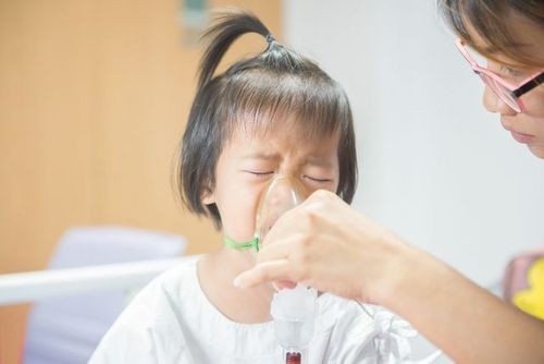 Hình ảnh một người đang dùng ống hít để kiểm soát cơn hen suyễn