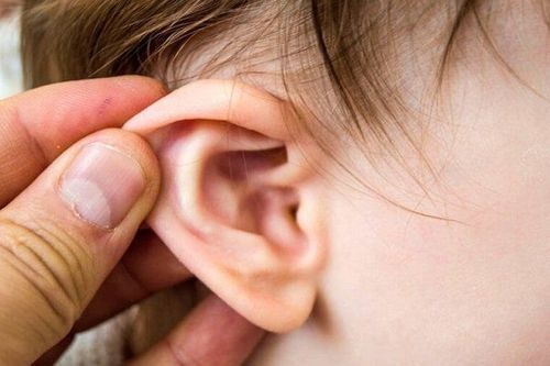 Trẻ em viêm tai giữa đang dùng kháng sinh