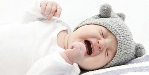 Một em bé bị ho dai dẳng, có thể do viêm đường hô hấp cần được thăm khám